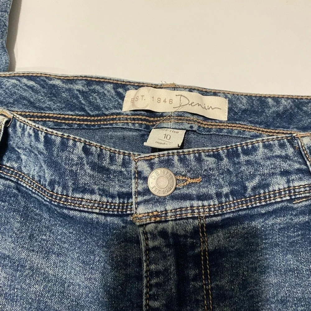 Established 1946 Denim Women's Blue Jeans with Pearl Embellishments